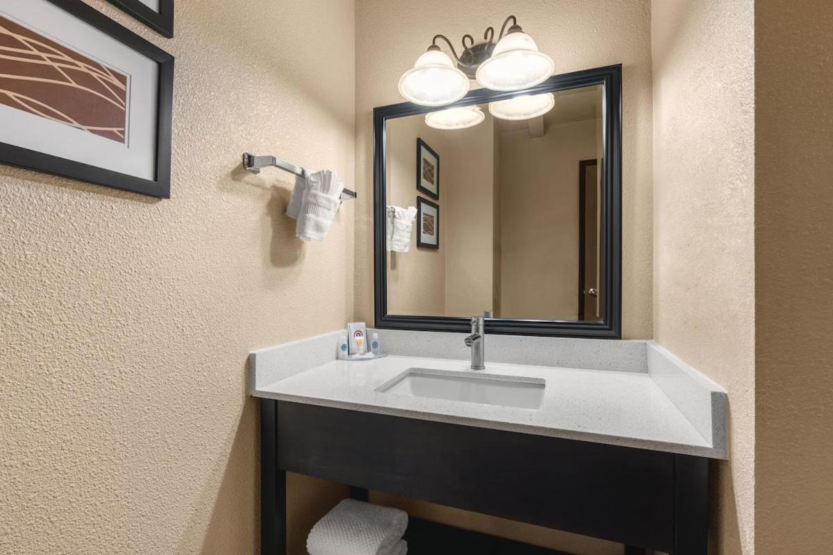 Comfort Inn & Suites Vancouver Downtown City Center מראה חיצוני תמונה